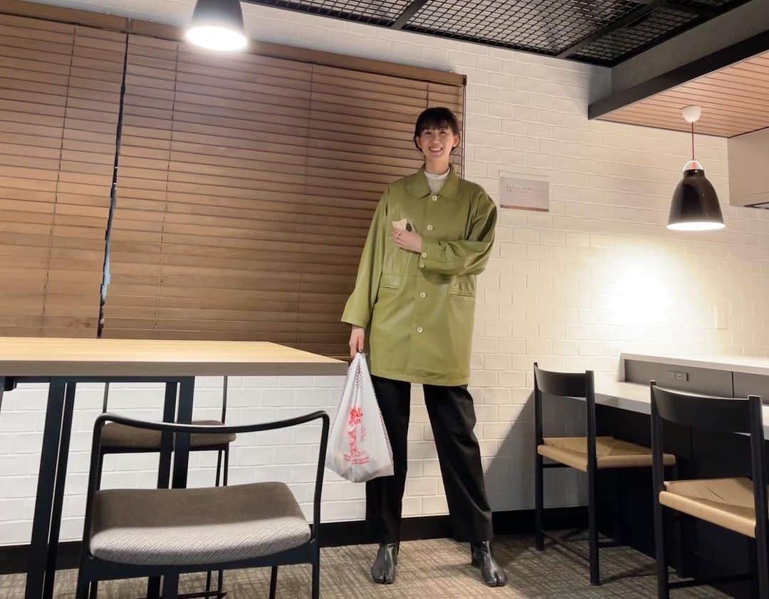 栗原恵さんのインスタグラム写真 - (栗原恵Instagram)「🌰 @akico.5 ちゃんがプレゼントしてくれたエコバッグを持って 大好きなパンを買ってきた🍞🥐🥖🤎  #進撃の巨人のポーズじゃないよ」3月5日 11時30分 - megumi_kurihara_official