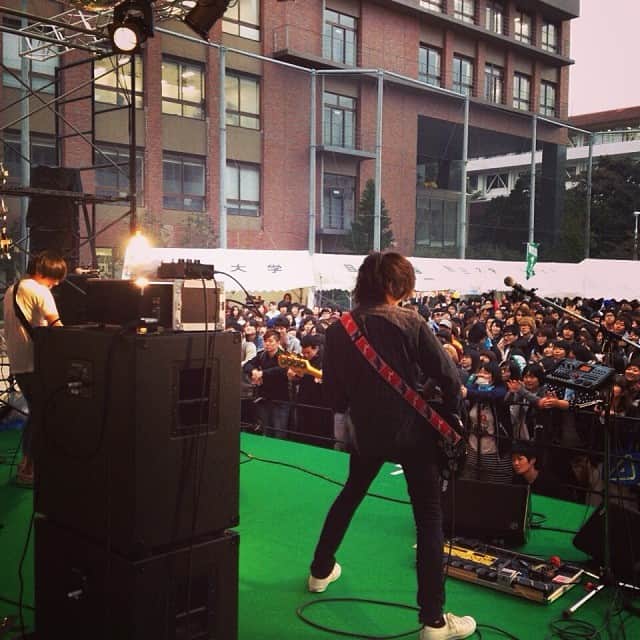 森野光晴のインスタグラム：「目白大学の学園祭でライブしてきました。寒かったけど楽しかった。」