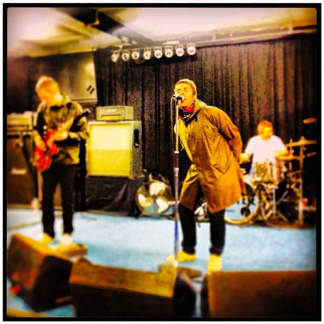 ビーディ・アイのインスタグラム：「In rehearsals ahead of tour starting in two days. Photo by Charlie Lightening.」