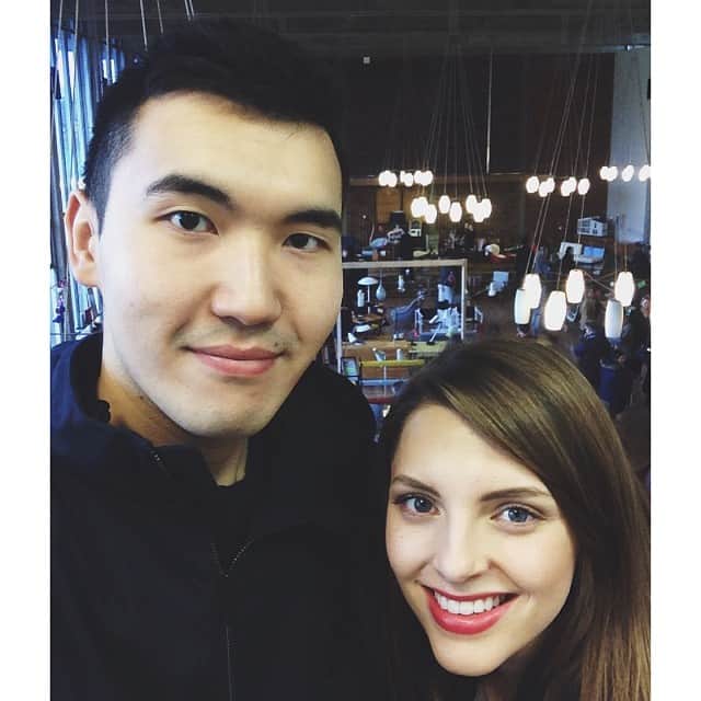 Estée Lalondeのインスタグラム：「Waking up early for the Modern Show! With @li0nsmane ❤️」
