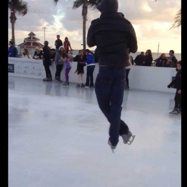 マーヴェリック・イギアのインスタグラム：「Tis the season to jump outside in rental skates...」