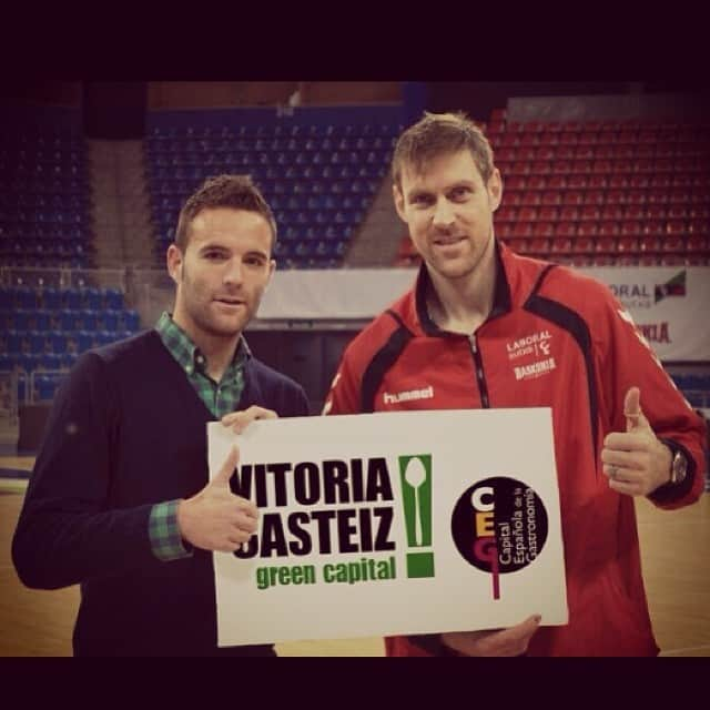 ボルハ・ビゲラのインスタグラム：「Apoyando a Vitoria a que sea capital española de la gastronomia!!!!!! #buesaarena #vitoriagasteiz #basket #elchapu #nocioni #crack」