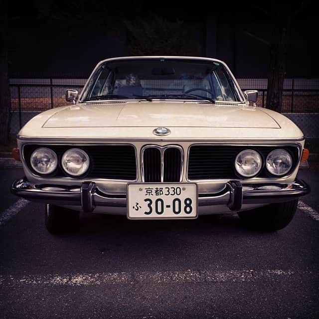 沖野修也さんのインスタグラム写真 - (沖野修也Instagram)「但し、一つ問題があって、エンジン止めても何かがカタカタ言ってるんですよね・・・。#Vintage car #BMW3.0cs」1月6日 13時18分 - shuyakyotojazz