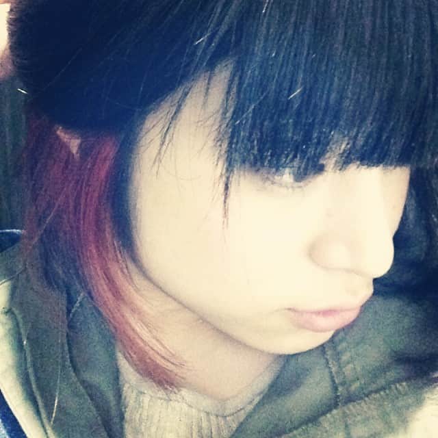 ほな・いこかのインスタグラム：「ペローン！中が赤いよ！変わってないと思っただろ！ペローン！」