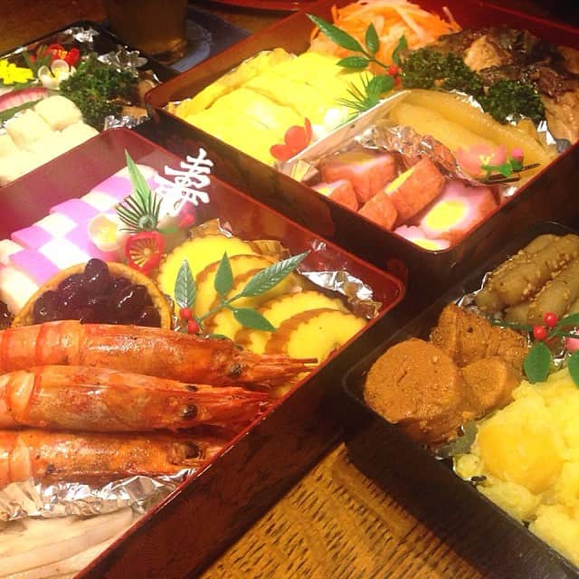 三浦マキのインスタグラム：「This is #Japanese way to #celebrate #NewYear  #おせち料理 #あけおめ #今年も宜しくお願い致します #実家最高❤」