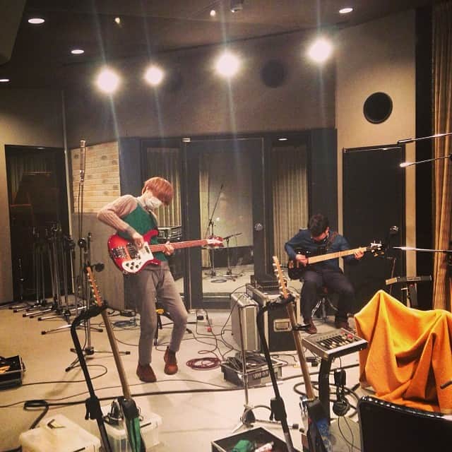 ほな・いこかのインスタグラム：「何故かベーシストがふたり。しかもめっちゃ弾いてる。もう、めっちゃ弾いてる。」