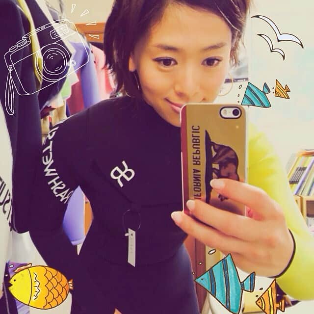 野沢和香さんのインスタグラム写真 - (野沢和香Instagram)「#RASH の#ウエットスーツ #撮影  春夏のウエットもかわいい😻！早く着たい！が今これで入ったら死ぬ👳👼#surf #wetsuit #surfergirl 皆と予定合わず一人別撮り撮影😳#シーサミ」2月1日 17時04分 - wakanozawa