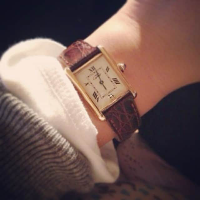 金子綾さんのインスタグラム写真 - (金子綾Instagram)「久しぶりのリースは 久しぶりに着けるタンク♡と共に。 たまにはきちんと時計も良いね。 ベルト替えようかな。。 #cartier #watch #fashion」1月14日 18時10分 - ayaaa0707