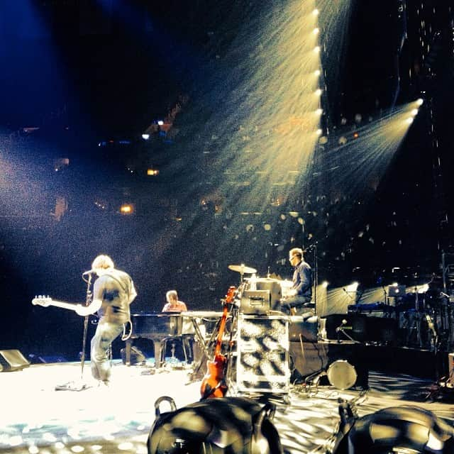 ベン・フォールズ・ファイヴのインスタグラム：「Happy New Year to everyone! Such a fun show w/ Billy Joel to bring in the New Year in Brooklyn!  #bf5live #benfoldsfive #brooklyn #ny #rocknroll」