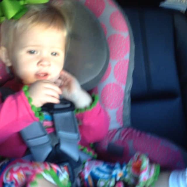 チャーリー・カルバーソンのインスタグラム：「Trying to sing along with mommy」