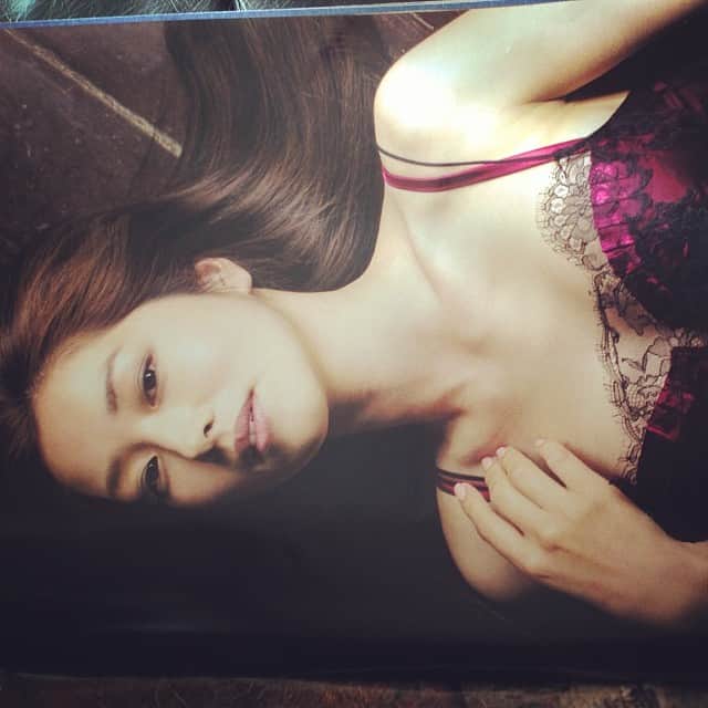 笛木優子のインスタグラム：「今日発売の週刊ポストにグラビアが載っております^_−☆ 写真集発売D-5💟」