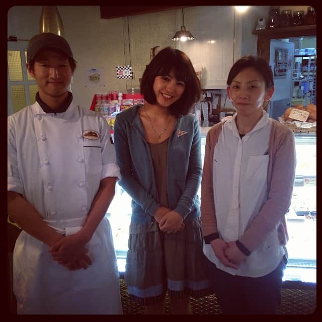 村上萌さんのインスタグラム写真 - (村上萌Instagram)「今度は武雄に移動。フランスと東京で修行したのち、ふるさと武雄にてケーキ屋さんをオープンした、33歳オーナーシェフの相森さんに取材中。美味しさは勿論のこと、日本で初めてケーキ屋さんでT-POINTカードを導入したりなど、伝え方がパイオニア…」1月21日 16時45分 - moemurakami_