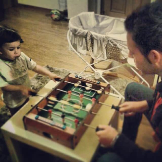 ボルハ・ビゲラのインスタグラム：「Buena tarde volviendo un poco a la infancia con este crack!!!⚽️⚽️👏👏 #enei #futbolin #chuta #boja #gol」