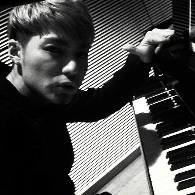SHOKICHIさんのインスタグラム写真 - (SHOKICHIInstagram)「自宅で夜な夜な曲作り〜♪ こんなプライベート😂 #writing #song #piano」1月29日 2時38分 - exxxile_shokichi