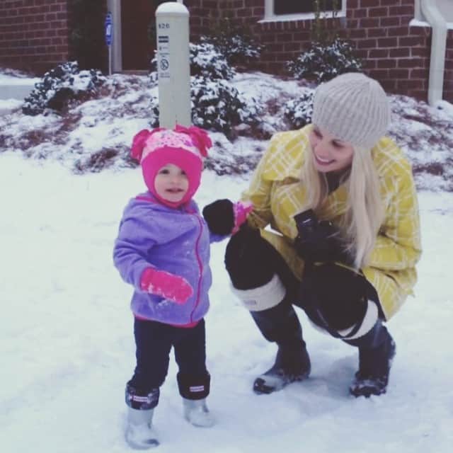 チャーリー・カルバーソンのインスタグラム：「Snowing and COLD!!!!!」