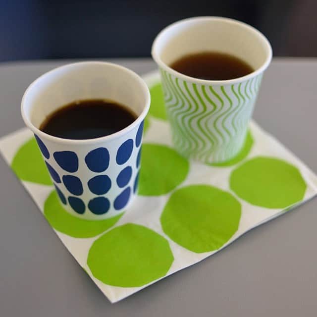 のインスタグラム：「こちら、エコノミークラスの紙コップで飲むコーヒーです。中にはお水だけ頼まれて、お持ち帰りになるお客様も！お気持ち分かります（＾ω＾）」