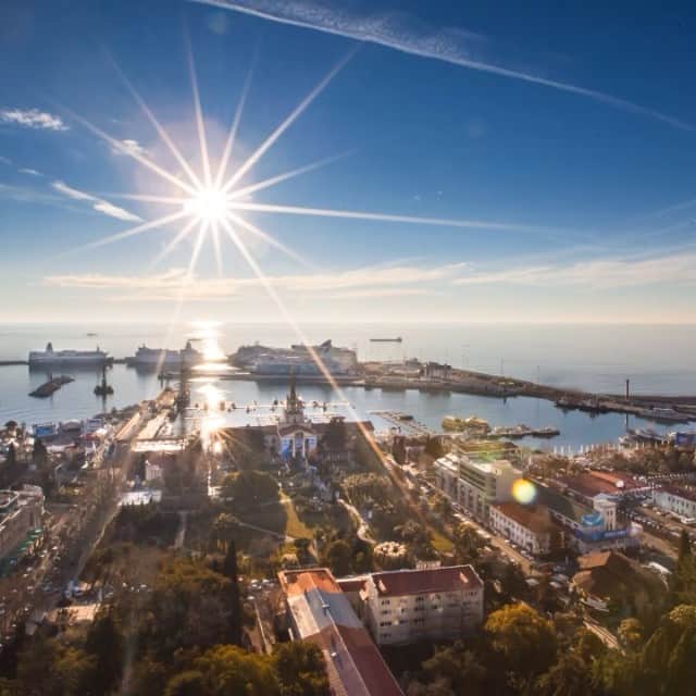 ソチオリンピックのインスタグラム：「Take a closer look at the city of Sochi, home to the 2014 Winter Olympics and Paralympics / Город Сочи ... днем и ночью #сочи2014 #sochi2014」