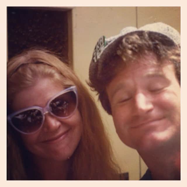 ロビン・ウィリアムズのインスタグラム：「Fun on #crazytbt.  Me and long time real life "Lauren", @rerwinspencer. #tbt #simon」