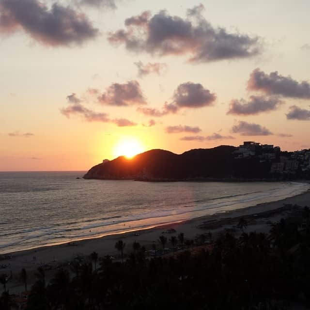 ドミニク・ティエムさんのインスタグラム写真 - (ドミニク・ティエムInstagram)「#sunset #acapulco #beach #very #nice #tournament #on #tour #next #stop #usa #indianwells #miami #first #masters #1000 #tournaments #austria #vienna #99」2月28日 2時57分 - domithiem