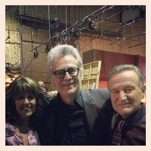 ロビン・ウィリアムズのインスタグラム：「It's a wrap for Pam Dawber on @thecrazyonescbs.  Great week and thanks to director, Bill D'Elia!」