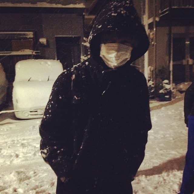 ほな・いこかのインスタグラム：「ゲスPV撮影終了〜。外出たら雪やべーです。ゆきんこえのぴょん」