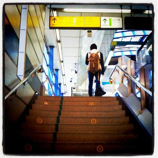 のインスタグラム：「渋谷駅の埼京線の階段。登る時よく人が、つまずく。見えない物が寝てるに違いない。」