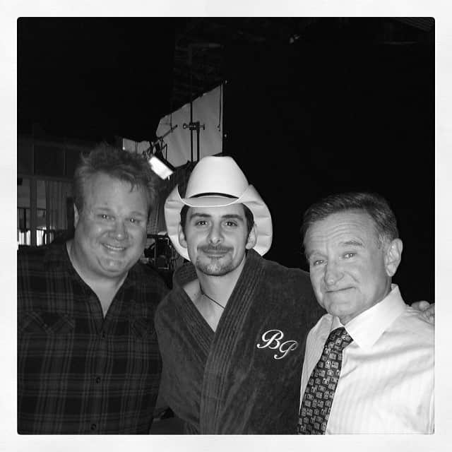 ロビン・ウィリアムズさんのインスタグラム写真 - (ロビン・ウィリアムズInstagram)「Fun day today.  Guest appearance by Brad Paisley on @thecrazyonescbs and a visit from Eric Stonestreet.  #foxlot」2月11日 9時00分 - therobinwilliams