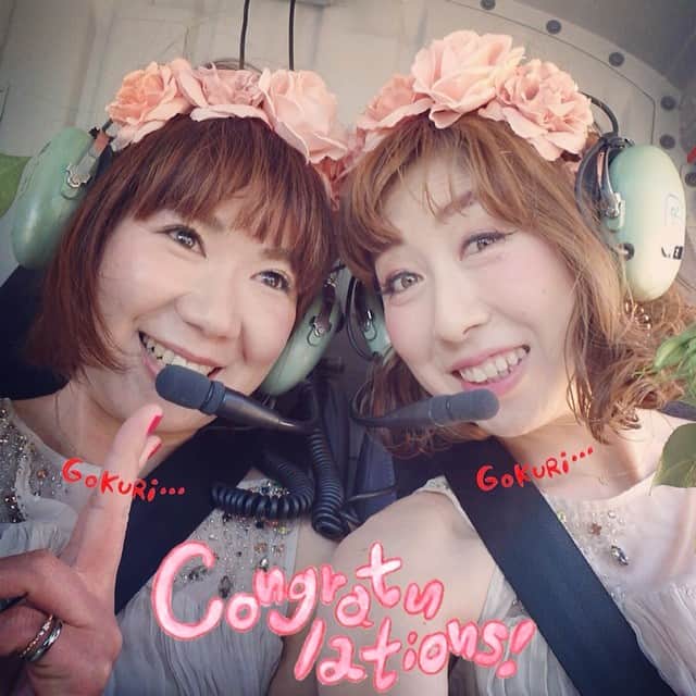 kyokkyのインスタグラム：「in 🚁💕 ヘリコプターの中ではプロペラの音がうるさすぎるので、ヘッドホンとマイクで会話します🎧💕」