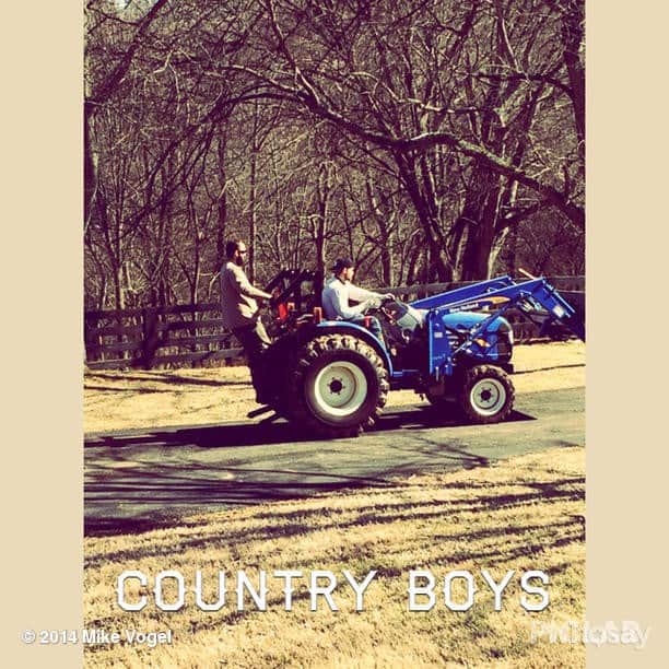 マイク・ヴォーゲルさんのインスタグラム写真 - (マイク・ヴォーゲルInstagram)「More fun from this weekend. Had to pull my truck out of the mud. I told Courtney this tractor would come in handy...」2月15日 0時32分 - realmikevogel