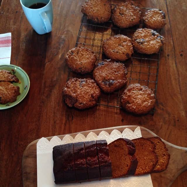 小堀紀代美さんのインスタグラム写真 - (小堀紀代美Instagram)「みんなで作ったクッキーと私が作っておいたキャラメルパウンドケーキで試食タイム♫」2月23日 17時11分 - likelikekitchen