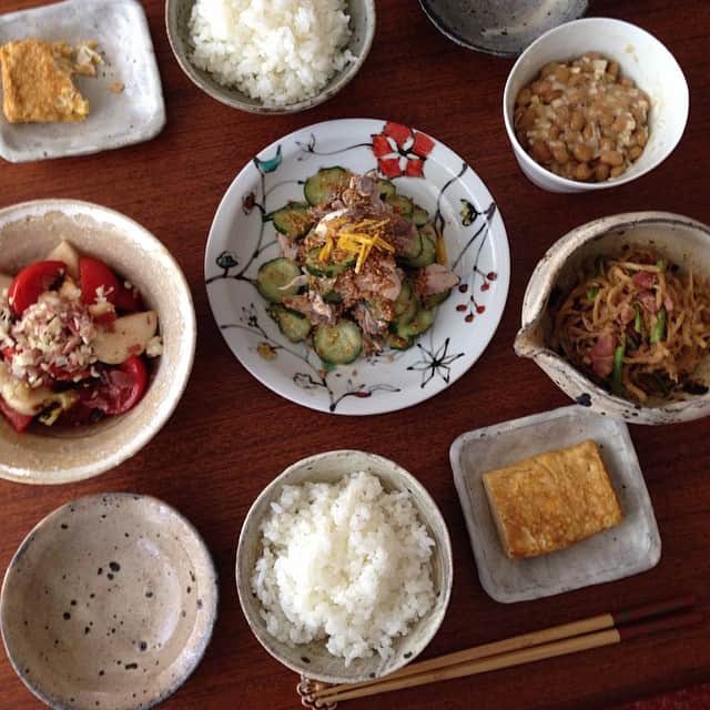 のインスタグラム：「今朝は納豆が食べたかった。  トマトとかぶの塩昆布和え 茗荷。  焼き鯖のマリネ 胡瓜の胡麻酢和え。 切り干し大根とベーコンのしゃきしゃき炒め煮。 甘いだし巻き玉子焼き。 納豆。 #coboおうちごはん」
