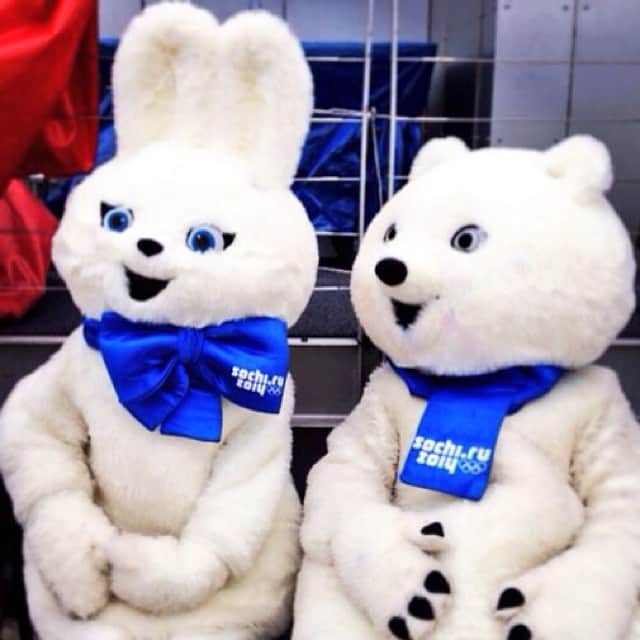 ソチオリンピックのインスタグラム：「Устали;) Отдыхают. А что делаете вы в выходные? #сочи2014 / The #Sochi2014 Bear and Hare are kicking back and enjoying a well earned rest this w/e. What are you doing?」