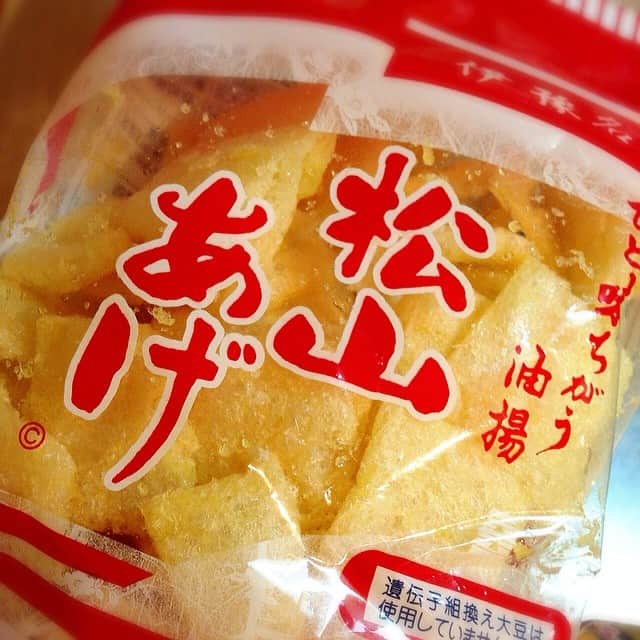 松山愛里のインスタグラム：「筑前煮に入れた松山あげ。味がしみて美味しいんだこれが☻ 愛媛県松山市で作られているおあげさんです。母が愛媛出身なので小さい頃から食卓に並んでいました🍚お味噌汁に入れるのも好き！」