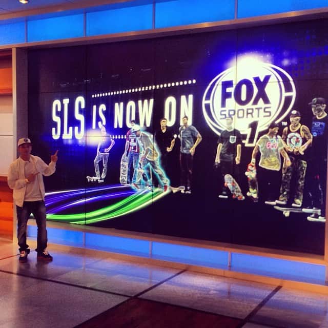 ロブ・ディアデックさんのインスタグラム写真 - (ロブ・ディアデックInstagram)「The Fox Sports Live set looking proper with the #SLSonFox big screen graphic.Tune in to @foxsports1 right now as I talk @streetleague with the FSLive crew.」3月7日 14時28分 - robdyrdek
