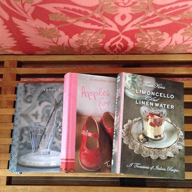 小堀紀代美さんのインスタグラム写真 - (小堀紀代美Instagram)「6、7年前に出会ったtessa kirosの料理本は全部持っているくらい、好き。リアリティがありつつも、なんとなく夢の中の物語のような本。かわいくて眺めるのにピッタリ☆」3月26日 14時37分 - likelikekitchen