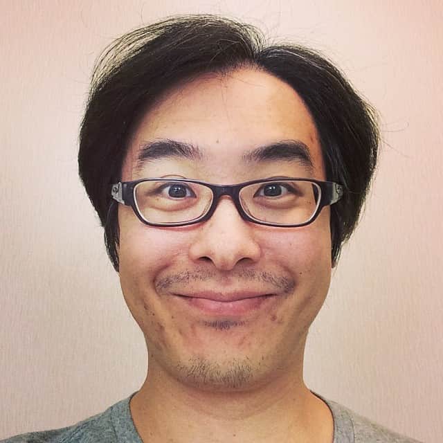 瀬戸弘司のインスタグラム：「寝ぐせがヒドかったので、クシで梳かしたらこうなった。」