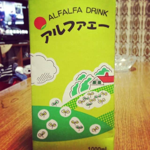 大田明奈さんのインスタグラム写真 - (大田明奈Instagram)「アルファエー  これ知ってる？ 何の味なのかわかんないんだけど美味しいんだよね〜♡ ばーちゃんちでしかみたことないけどね。 アルファエー♡」3月12日 20時58分 - moreakee