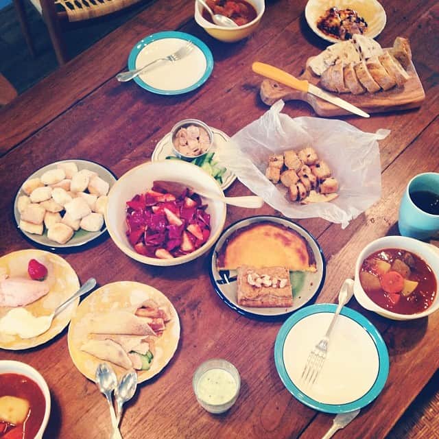 小堀紀代美さんのインスタグラム写真 - (小堀紀代美Instagram)「甘いもの撮影後のまかない。グーラッシュスープと紫キャベツと苺のサラダを。ルヴァンのパンがスープに嬉しい☆ ごちそうさまです😋」3月13日 14時53分 - likelikekitchen