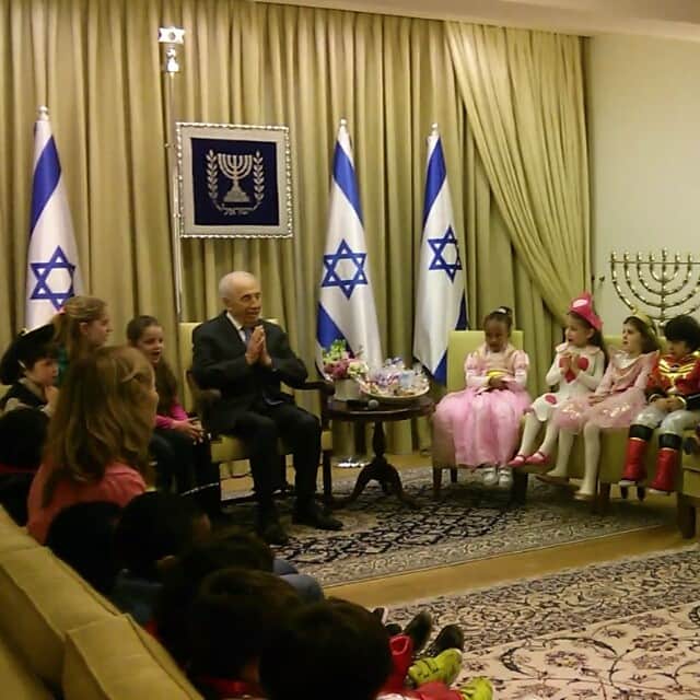 シモン・ペレスのインスタグラム：「חג פורים שמח! Happy Purim!」