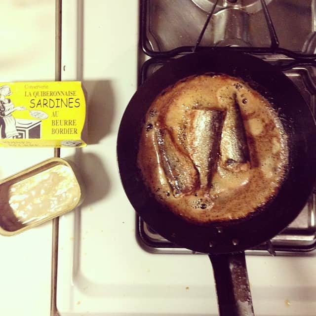 小堀紀代美さんのインスタグラム写真 - (小堀紀代美Instagram)「お腹すいた！冷蔵庫の中空っぽ。 パリで買ってねむっていたサーディンボルティエバターをソテーして焦がしバターも一緒ごはんにのせて〜。 オツカイに行かなきゃ。」3月15日 18時45分 - likelikekitchen