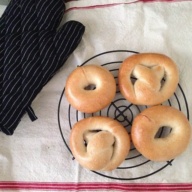 のインスタグラム：「やならなきゃいけないことがあるのに今朝もベーグル焼き焼き。 失敗の要因がかなりわかってきた♪ 今回はながーくなり過ぎ、巻きつけるソーセージないし、、、で、プレッツェル仕立てに。ベーグル買えばいいよね？！（笑）」
