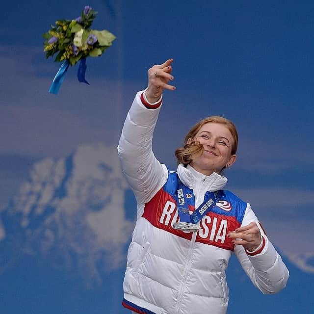 のインスタグラム：「Ловите букетик от  трехкратной чемпионки Алены Кауфман! #Сочи2014 Фото: (c) RIA Novosti」
