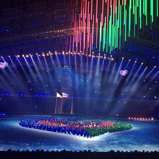 ソチオリンピックのインスタグラム：「Волонтерское сердце! Спасибо вам! Вы сердце этих игр! #сочи2014 #церемониязакрытия #паралмипиада」