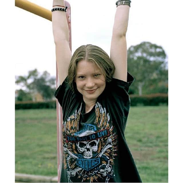 ミア・ワシコウスカのインスタグラム：「#miawasikowska ♡」