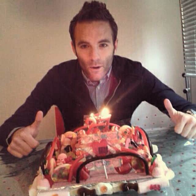 ボルハ・ビゲラのインスタグラム：「Muchas gracias a todos por las felicitaciones!!!! Un placer cumplir años y estar tan bien acompañado!!! 💋💋 #27palotesya #pureta #tartadegomis #menudacrack #regalitos 🎁🎉🎊🎈🎂👴」