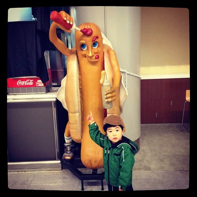 nocotoさんのインスタグラム写真 - (nocotoInstagram)「週末のうちのコは成田空港にパパを迎えに行ってホットドッグマンを発見。#kids #hotdog #nocoto_store #uchinoko」3月31日 9時46分 - nocoto_store