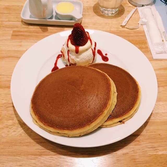 平野紗季子さんのインスタグラム写真 - (平野紗季子Instagram)「抑圧と解放のホットケーキ 自分の生活が新しいから新しい味がする すごくおいしい」4月1日 18時36分 - sakikohirano