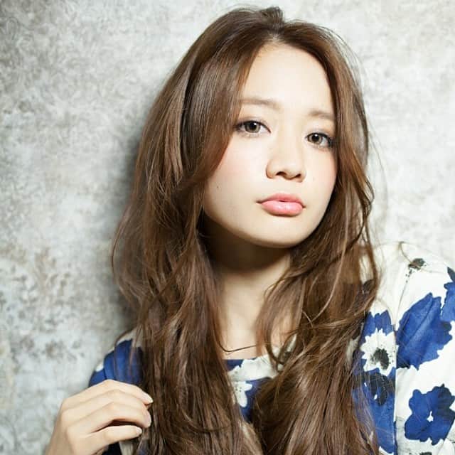 のインスタグラム：「就活も終わりそうだし、そろそろまた髪色明るくしようかな🐰💞 afloatjapan、西岡さんの作品です、毛先見えないけど、、 #afloatjapan #作品撮り #hairmodel #salonmodel #サロンモデル #西岡卓志#艶髪#リップ#艶#カラコン#銀座#ginza#tokyo#shibuya#harajuku#motesando#model#SLY#スライ」