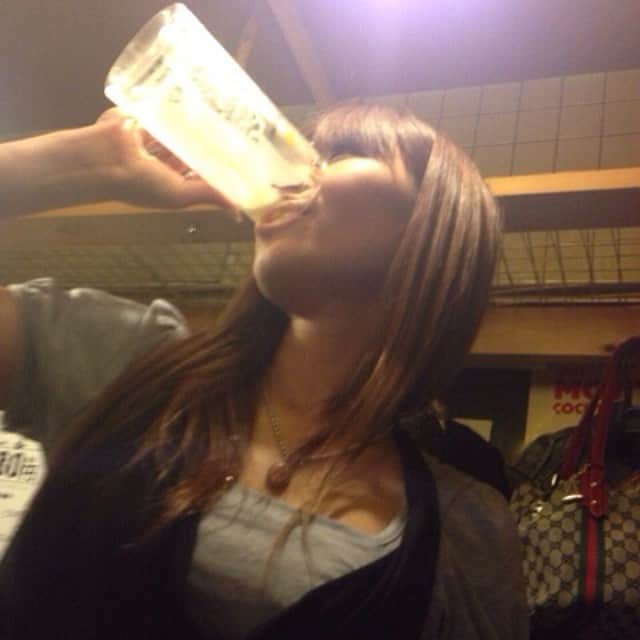小澤マリアのインスタグラム：「She is strong drinker 💪🍺😅」