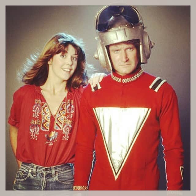 ロビン・ウィリアムズのインスタグラム：「#tbt Tonight is the night.  Pam Dawber guests on @thecrazyonescbs 9:30 pm Brad Garrett returns too!  And written by @allyoucaneatshrimp  What else do you need?」